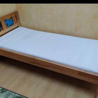 Lettino IKEA con materasso e lenzuolo con angoli