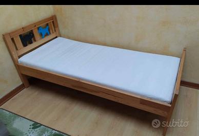 Lettino IKEA con materasso e lenzuolo con angoli