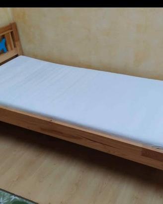 Lettino IKEA con materasso e lenzuolo con angoli