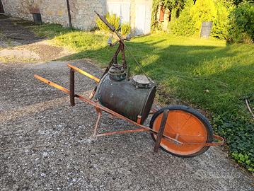 Carriola irroratrice verderame a spinta vintage 