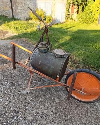 Carriola irroratrice verderame a spinta vintage 