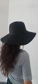 Cappello nero falda larga