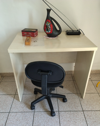 Scrivanie+letto singolo+comodino+materassi singoli