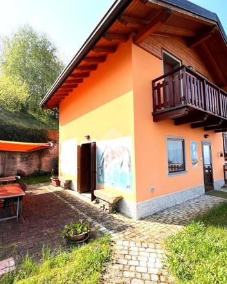VILLA A SCHIERA D'ANGOLO A PISOGNE