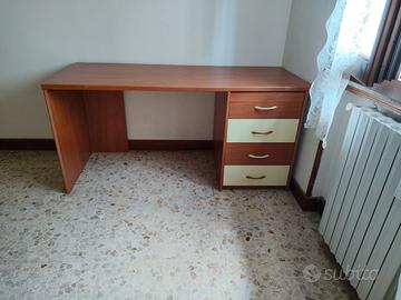 SCRIVANIA  E ARMADIO  