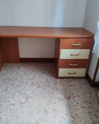 SCRIVANIA  E ARMADIO  