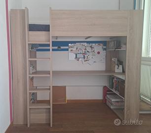 Letto a soppalco con zona studio sottostante.
