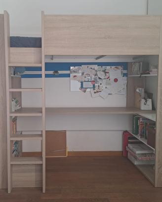 Letto a soppalco con zona studio sottostante.