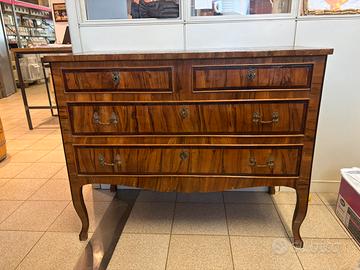 Cassettone antico dell’800 lastronato in noce