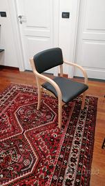 Sedia in legno con braccioli