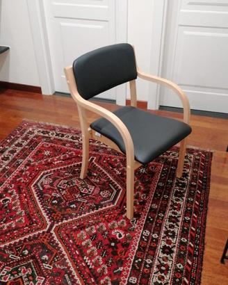 Sedia in legno con braccioli