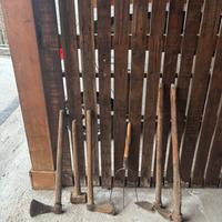 Attrezzi agricoli vintage in ferro e legno