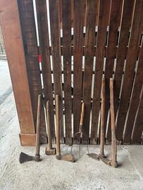 Attrezzi agricoli vintage in ferro e legno