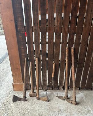 Attrezzi agricoli vintage in ferro e legno