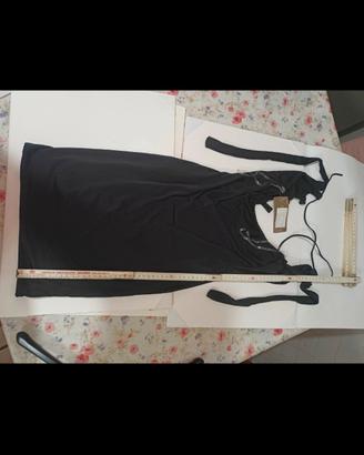 vestito nero da donna , stile tunica o abito corto