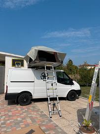 Transit con tenda su tetto