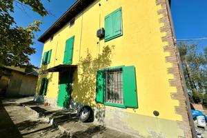 SM236 - VILLA SINGOLA SU TRE LIVELLI CON GIARDINO