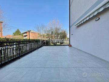 TRILOCALE AL PIANO RIALZATO CON TERRAZZO, BOX AUTO