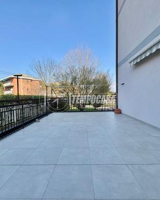 TRILOCALE AL PIANO RIALZATO CON TERRAZZO, BOX AUTO