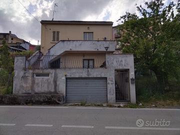 soluzione indipendente con garage fronte strada 