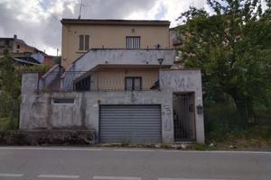 soluzione indipendente con garage fronte strada 