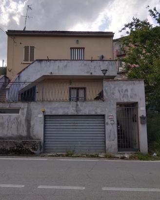 soluzione indipendente con garage fronte strada 