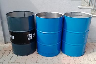 bidoni in ferro da litri 200.