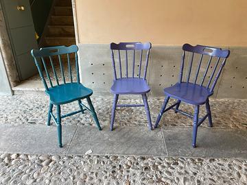 Sedie dai colori pastello