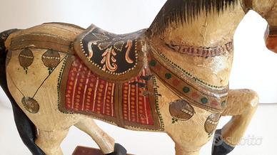 Cavallo Antico in legno colore bianco dipinto
