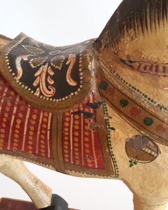 Cavallo Antico in legno colore bianco dipinto