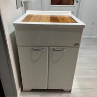 lavatoio con tavolo in legno per chiuderlo