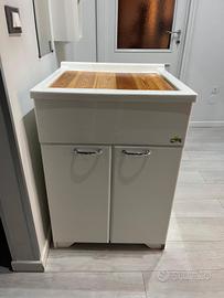 lavatoio con tavolo in legno per chiuderlo