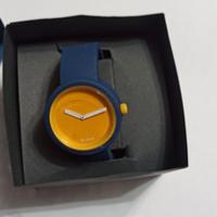 orologio o clock di o bag giallo