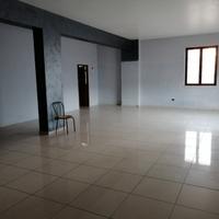 Ampio locale per uso commerciale