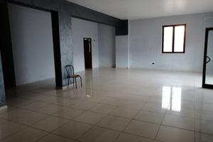 Ampio locale per uso commerciale