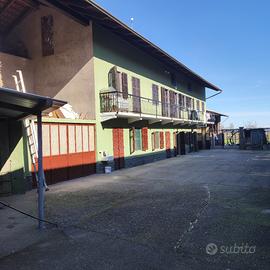 Casa singola con terreno annesso e cortile