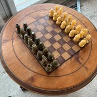 Tavolino scacchiera con scacchi in alabastro