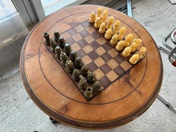 Tavolino scacchiera con scacchi in alabastro