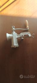 tritacarne manuale vintage  in ghisa con morsetto 