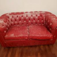 divano  classico stile Chesterfield pelle rossa