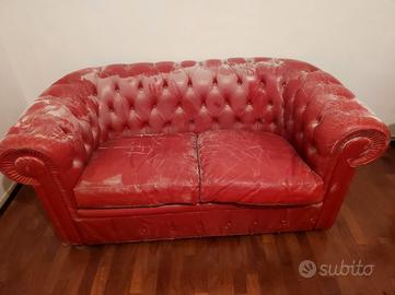 divano  classico stile Chesterfield pelle rossa
