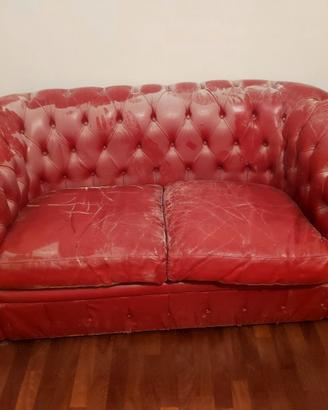 divano  classico stile Chesterfield pelle rossa