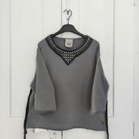 Maglia con collo in pelle e borchie Jijil