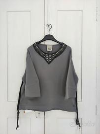 Maglia con collo in pelle e borchie Jijil