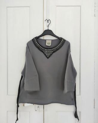 Maglia con collo in pelle e borchie Jijil