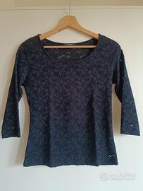 Maglia nera in pizzo con maniche a tre quarti