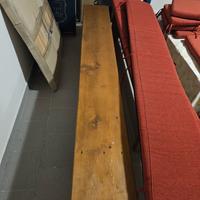 panche di legno  con cuscini 