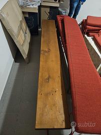 panche di legno  con cuscini 