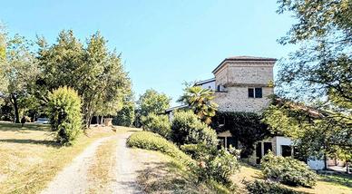 Villa di 325 m² con più di 5 locali e box auto dop