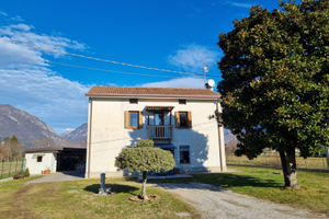 Ampia casa con 700mq di verde